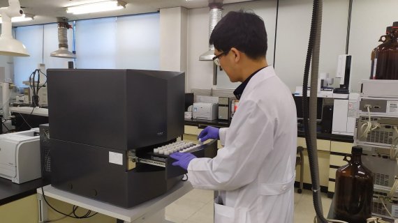 대전상수도본부 수질연구소 연구원이 자연방사성 물질 중 라돈을 분석하고 있는 모습.
