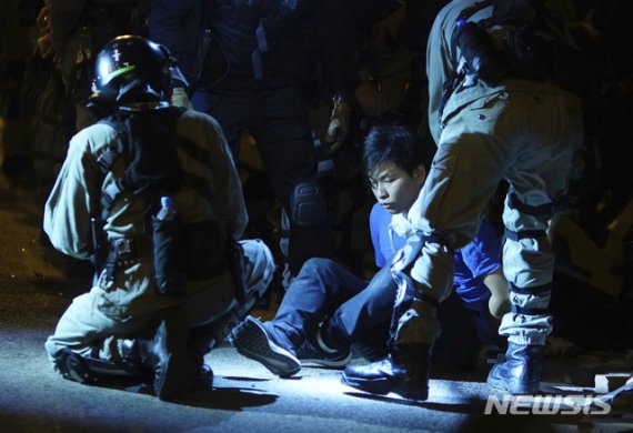 [홍콩=AP/뉴시스]홍콩이공대에서 시위를 벌이다 탈출을 시도한 사람들이 19일 경찰에 체포되고 있다. 2019.11.20 /사진=뉴시스
