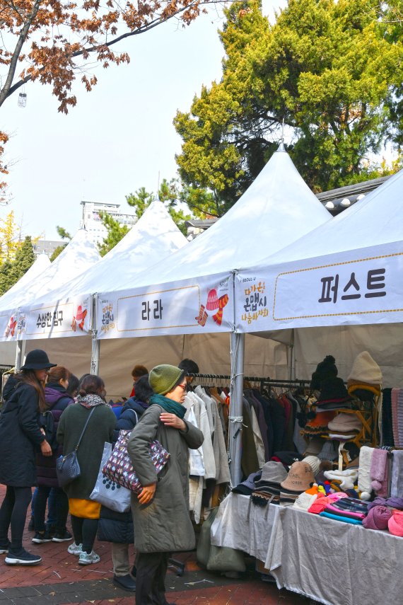 서울시와 서울시 환경 민관거버넌스 기구인 녹색서울시민위원회가 21일 서울 세종대로 덕수궁길에서 시민들을 대상으로 내복 등을 착용한 따뜻한 옷차림으로 에너지를 절약하고 건강도 지킬 수 있는 '온맵시 캠페인과 '다가온 온맵시 나눔바자회'를 열었다. 23일까지 계속되는 이번 행사에서는 내복, 방한용품, 겨울 잡화 등을 판매하고 수익금의 일부는 서울에너지복지시민기금을 통해 에너지취약계층에게 전달된다. 사진=서동일 기자