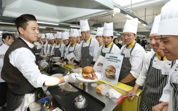 미국육류수출협회(한국지사장 양지혜)는 20일 경기도 양주에 위치한 한국외식과학고등학교에서 사회공헌 활동의 일환으로 미래의 셰프를 위한 '아메리칸 버거 멘토링 쿠킹클래스와콘테스트'를 진행했다고 밝혔다. 미국육류수출협회는 2013년부터 학생들에게 현업 셰프의 조리법과 노하우를 배울 수 있도록 멘토링 기회를 제공해 학생들의 꿈을 구체화하고 실현시킬 수 있도록 영셰프 프로그램을 진행하고 있다. 사진=미국육류수출협회 제공