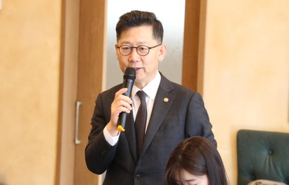 김현수, "쌀 관세화 협상 만족.. 쌀 대책 공익형직불제 이외 글쎄"