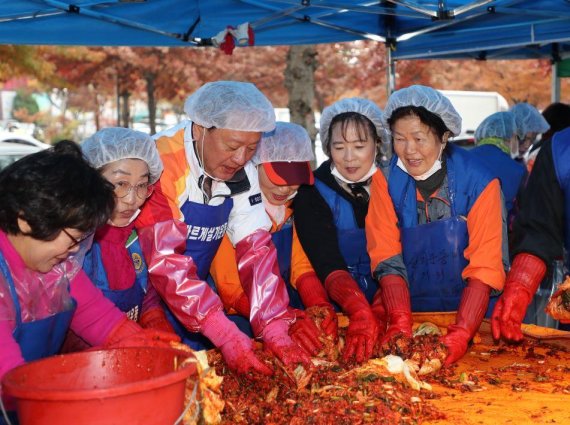 서울 마포구가 최근 8800kg의 김장을 담가 700가구의 어려운 이웃에게 나눠졌다고 21일 밝혔다. 김장담그기에는 유동균 마포구청장도 참석했다.