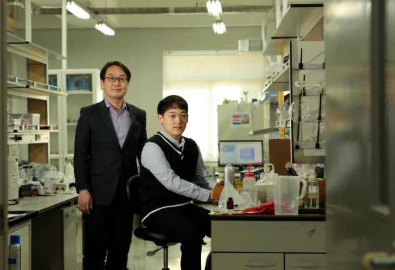 [연구진사진] UNIST 에너지 및 화학공학부 김동혁 교수(좌측), 박준영 연구원(우측) /사진=UNIST 제공