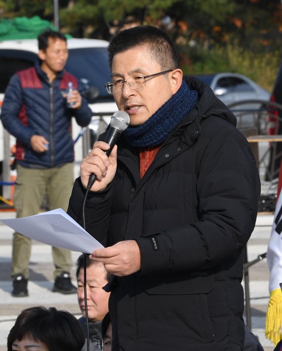 21일 정치협상회의에 불참한 황 대표가 서울 종로구 청와대 분수대 앞에서 열린 현장 최고위원회의에서 모두발언을 하고 있다. 사진=박범준 기자