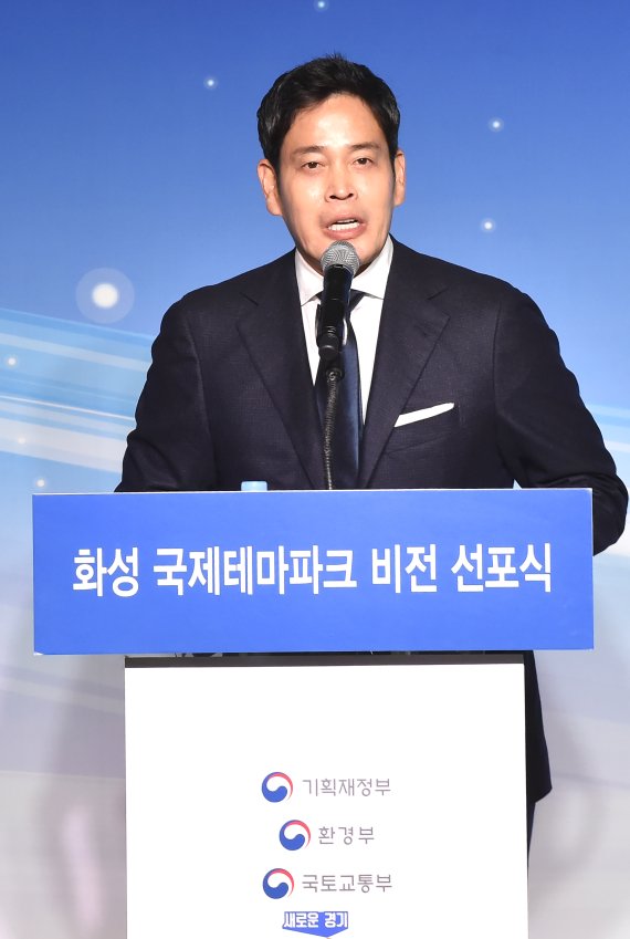 정용진 신세계 그룹 부회장이 21일 오후 경기 화성시 남양동 화성국제테마파크 예정지에서 열린 '화성 국제테마파크 비전 선포식'에서 비전 선포를 하고 있다. 뉴시스