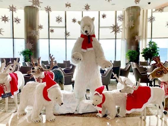 쉐라톤 서울 디큐브시티 호텔 41층 로비에 한사토이와의 컬래버레이션으로 선보이는 크리스마스 데커레이션
