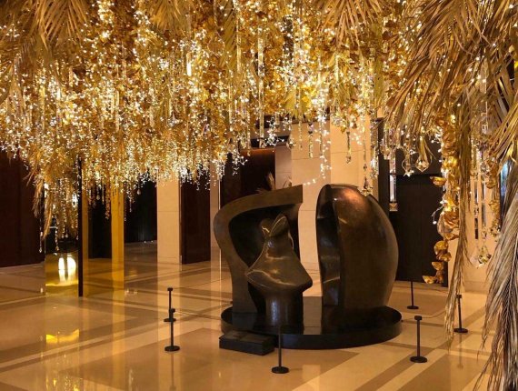 웨스틴 조선은 야자수잎과 등나무 등 트로피컬 소재를 활용해 이색 크리스마스 장식을 선보인다.