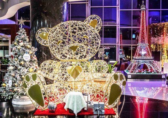 노보텔 앰배서더 서울 강남 로비의 3m 높이 대형 테디 베어 포토존