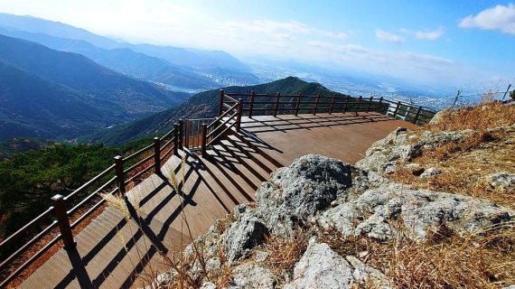 대구 랜드마크로 재탄생한 앞산 정상 정비공사 완료 후 모습. 사진=대구시 제공