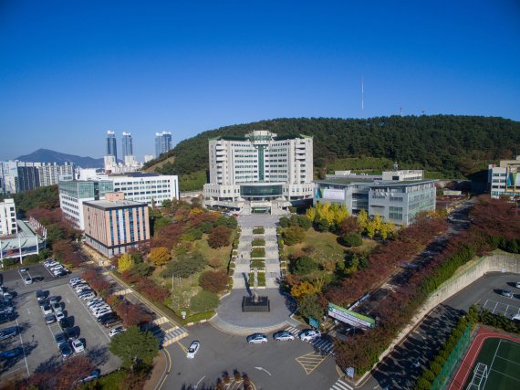 산·학 협력 우수 명문대학으로 발돋움하고 있는 부산 남구 용당동에 위치한 동명대학교가 이달부터 연말까지 재학생들을 대상으로 맞춤형 취업지원 프로그램을 운영해 주목받고 있다. 사진=동명대 제공.