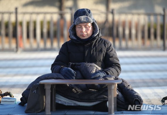 황교안 자유한국당 대표가 22일 청와대 분수대 앞에서 3일째 단식 농성을 이어가고 있다. 뉴시스