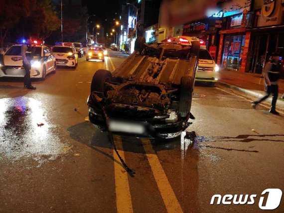 22일 오전 1시25분쯤 광주 서구 유덕동 한 도로에서 A군(17)이 몰던 차가 포르쉐를 추돌한 후 전복돼 있다. (광주서부경찰서 제공)2019.11.22 /뉴스1 © News1