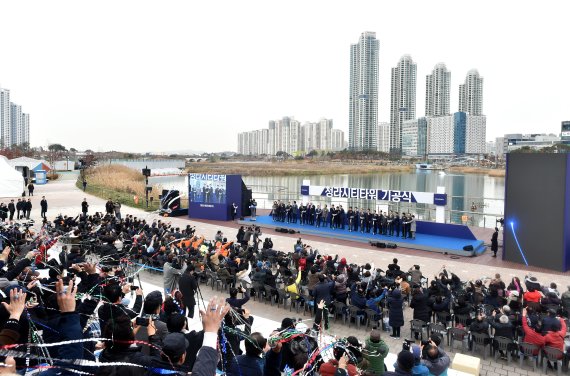 인천시와 인천경제자유구역청이 청라호수공원에서 열린 '청라시티타워 기공식'에서 시민들과 기공 세리머니를 하고 있다.