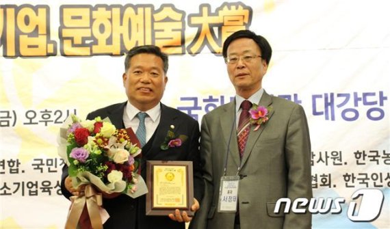 22일 김종회 국회의원(왼쪽)이 한국유권자총연맹으로부터 '국정감사 우수의원상'을 받고 있다.(의원실제공) 2019.11.22 /뉴스1