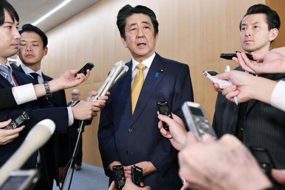 아베 신조 일본 총리가 22일 도쿄 총리관저에서 한국의 지소미아 조건부 연기에 대해 입장을 발표하고 있다. AP뉴시스