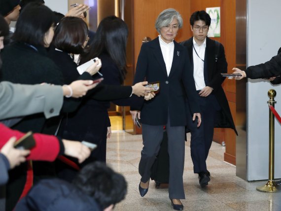 강경화 외교부 장관(오른쪽 두번째)이 22일 오후 일본 나고야에서 열리는 주요 20개국 외교장관회의 참석을 위해 서울 사직로 외교부 청사에서 나오고 있다. 뉴시스