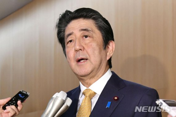 [도쿄=AP/뉴시스]아베 신조 일본 총리가 22일 도쿄 총리 관저에서 한국의 한일 군사정보보호협정(GSOMIA·지소미아) 발표 관련 기자들에게 발언하고 있다. 아베 총리는 "한국이 전략적 관점에서 판단했을 것"이라고 말했다. 2019.11.22.