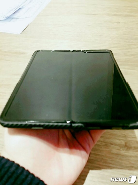 완전히 펼쳤을때도 나타나는 갤럭시폴드 주름. © 뉴스1