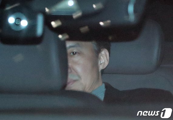 조국 전 법무부 장관이 두번째 소환 조사를 마친 뒤 지난 21일 서울 서초구 중앙지검 지하주차장을 통해 차량으로 귀가하고 있다. News1 허경 기자