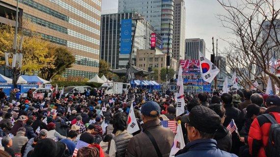 23일 서울 광화문 광장 교보문고 빌딩 앞에서 정부를 규탄하는 시민들이 문재인하야범국민투쟁본부 주최로 열린 '대한민국 바로세우기 국민대회'에 참석해 구호를 외치고 있다./사진=이병훈 기자