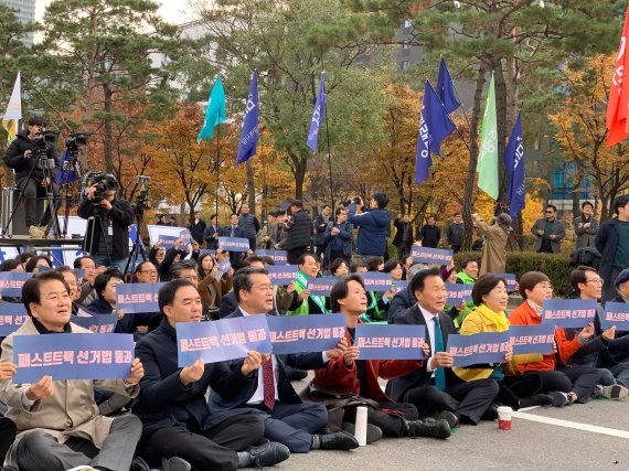 바른미래당·정의당·민주평화당·민중당·노동당·녹색당·우리미래당 등 7개 정당과 '정치개혁공동행동'은 23 오후 서울 여의도 국회의사당 앞에서 '2019 여의도 불꽃집회'를 열고 선거제도 개혁을 촉구했다. 정동영 민주평화당 대표(왼쪽 첫번째), 손학규 바른미래당 대표(왼쪽 다섯번째), 심상정 정의당 대표(왼쪽 여섯번째) 등 참석자들이 '패스트트랙 선거법 통과' 구호를 외치고 있다. 사진=최종근 기자