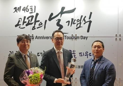 ‘제46회 관광의 날’ 기념식에서 랜딩카지노 운영사인 람정엔터테인먼트코리아㈜ 송우석 대표(사진 중앙)가 3억불 관광진흥탑을 수상했다. 2019. 09 27 /fnDB