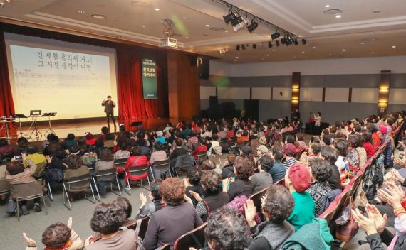 지난 19일 현대백화점 미아점에서 열린 '송강호의 활력 노래교실' 특강에 400여 명의 고객들이 참여해 트로트를 부르고 있다.