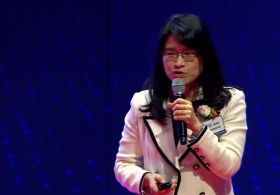김은선 KISTI 데이터분석본부 본부장이 지난 22일 서울 코엑스 오디토리움에서 열린 '2019 미래유망기술세미나'에서 '중소·중견기업의 위기대응을 위한 전략아이템'을 설명하고 있다. 사진=김만기 기자