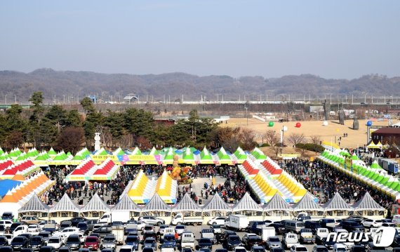 24일 막을 내린 경기 파주장단콩축제 행사징인 임진각 광장 (파주시청 제공)© 뉴스1