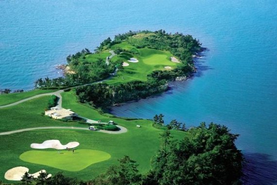 서경골프매거진이 발표한 한국 '톱10홀'에서 파3홀 1위에 선정된 전남 해남 파인비치골프링크스 비치코스 6번홀 전경. 서경매거진 제공