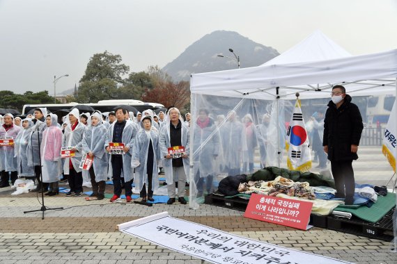 닷새째 단식투쟁을 이어가고 있는 황교안 자유한국당 대표가 24일 오후 서울 청와대 분수대 앞에서 열린 비상의원총회에서 국민의례를 하고 있다. 사진=서동일 기자