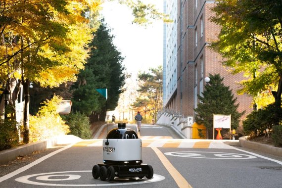 건국대학교 캠퍼스 내에 자율주행 배달로봇 ‘딜리'가 25일부터 내달 20일까지 시범적으로 달린다. 우아한형제들 제공