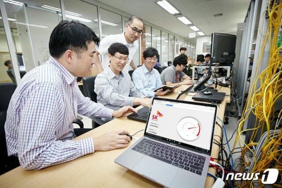 SK브로드밴드가 SK텔레콤 5GX 랩스(Labs)·노키아와 함께 '다파장 유선 가입자망 가상화 기술'을 세계 최초로 개발했다고 25일 밝혔다.(SK브로드밴드 제공) © 뉴스1