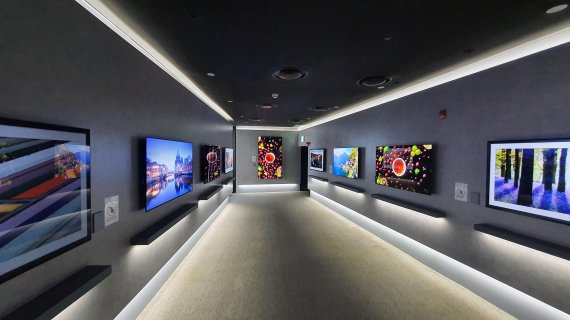 롯데자산개발은 27일 롯데센터 하노이 전망대에 ‘미디어 아트 갤러리’를 개장한다.