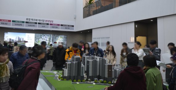서울시 용산구 임정로 101(효창동3-273)에 마련된 '효창 파크뷰 데시앙' 견본주택 현장. 지난 22일 오픈한 이후 3일간 1만1000여명의 방문객이 몰렸다.