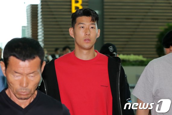 축구대표팀 손흥민이 1인천국제공항 제2여객터미널에서 잉글랜드 프리미어리그 토트넘 복귀를 위해 출국장으로 향하고 있다. [사진=뉴스1]