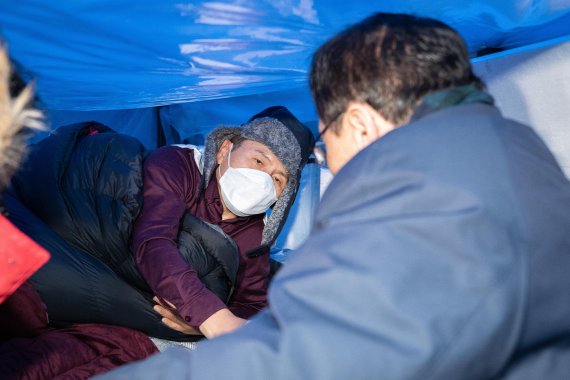 이해찬 더불어민주당 대표(오른쪽)가 25일 서울 청와대 분수대 앞에서 단식농성중인 황교안 자유한국당 대표를 찾아 손을 잡고 있다. 사진=김범석 기자