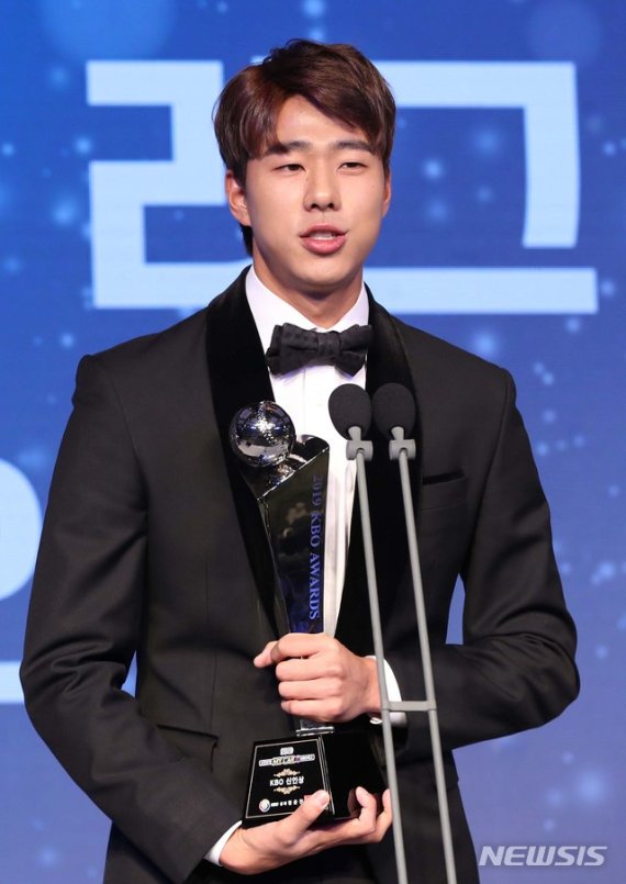 [서울=뉴시스] 고범준 기자 = 25일 오후 서울 강남구 인터컨티넨탈호텔 서울코엑스 하모니볼룸에서 열린 '2019 신한은행 MY CAR KBO 시상식'에서 신인상을 수상한 LG 정우영이 소감을 말하고 있다. 2019.11.25. bjko@newsis.com