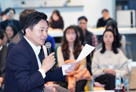 [fn포토] 원희룡 제주지사, ‘더 큰 내일센터’ 청년들과 간담회