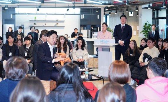 [fn포토] 원희룡 제주지사, ‘더 큰 내일센터’ 청년들과 간담회