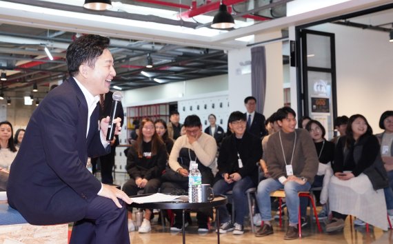 [fn포토] 원희룡 제주지사, ‘더 큰 내일센터’ 청년들과 간담회