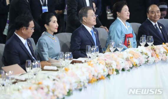 [서울=뉴시스] 문제인 대통령이 부인 김정숙 여사, 각국 정상들이 25일 한-아세안 특별정상회의 환영만찬이 열린 부산 힐튼호텔 만찬장에 자리하고 있다. (사진=2019 한 아세안 특별정상회의 제공) 2019.11.25. photo@newsis.com <저작권자ⓒ 공감언론 뉴시스통신사. 무단전재-재배포 금지.> /사진=뉴시스화상