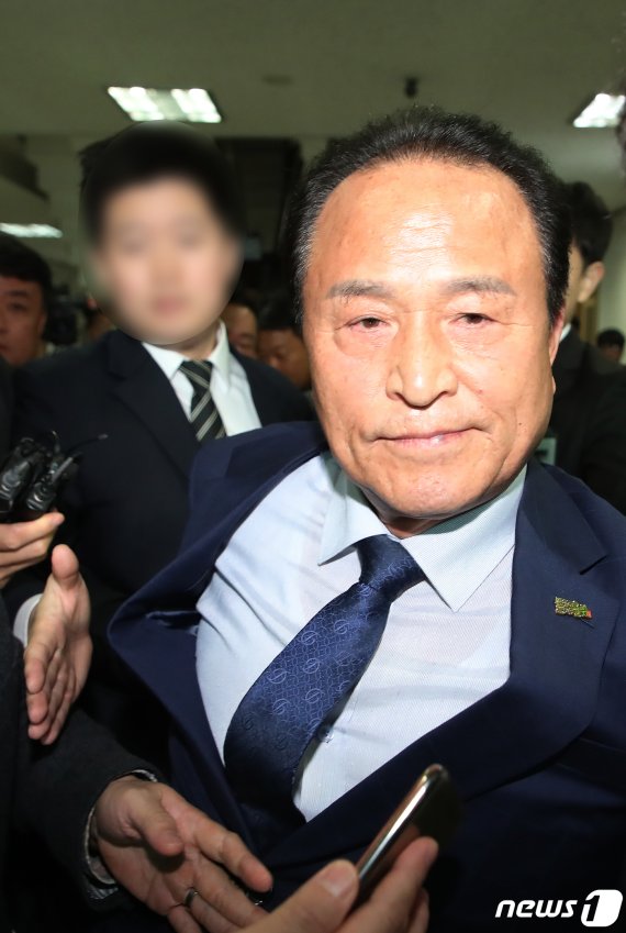 '억대 뇌물수수 의혹' 김영만 군위군수 결국 구속