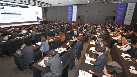 파이낸셜뉴스와 한국공인회계사회가 공동 주최하는 제11회 국제회계포럼이 26일 서울 의사당대로 글래드 여의도 호텔에서 열렸다. 최중경 한국공인회계사회 회장이 기조연설을 하고 있다. 사진=김범석 기자