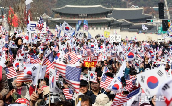 정부를 규탄하는 시민들이 지난 23일 오후 서울 종로구 광화문 교보빌딩 앞에서 문재인하야범국민투쟁본부 주최로 열린 '대한민국 바로세우기 국민대회'에 참석해 태극기를 흔들고 있다. /사진=뉴시스