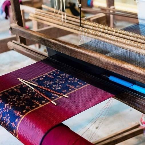 캄보디아 전통 실크공예에 현대 기술과 디자인을 접목한 '아티즌 앙코르' 상품을 만드는 모습. 한국국제교류제단 아세안문화원 제공