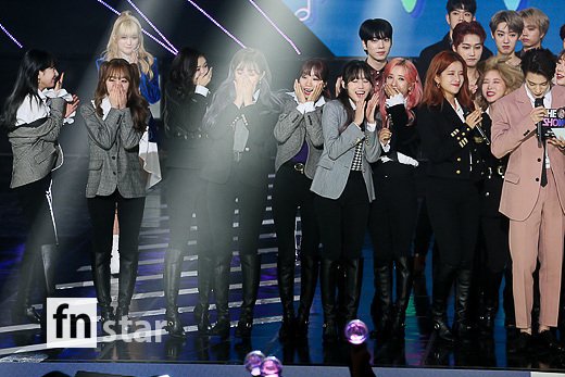 [포토] 우주소녀, ‘더쇼 1위에 등극’