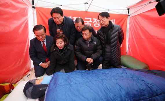 단식 8일 차를 맞은 자유한국당 황교안 대표가 27일 청와대 앞 분수대 광장 천막에서 나경원 원내대표 등 의원들을 만나고 있다.사진=박범준 기자