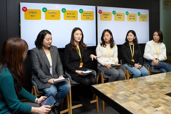 27일 구글 스타트업 캠퍼스에서 열린 ‘엄마를 위한 캠퍼스 5기 기자간담회’에서 패널 토크가 진행되고 있다.