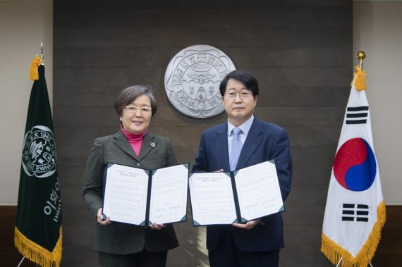 김혜숙 이대 총장과 김영재 해동과학문화재단 이사장(오른쪽)이 기금전달식 후 기념촬영을 하고 있다. 해동과학문화재단 제공